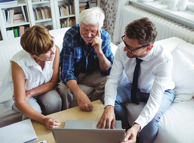 lawyer with a couple seated on white sofas